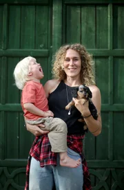 Viktoria mit Sohn Leo und Dackel Frida.