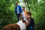 Rebellion auf Schloss Einstein: Ava (Mia Stieber, vorne), Mikka (Jona Kirchner, links) und Massuda (Tisa Pharischad Khumyim, rechts) sind in den Wald gezogen und treffen dort auf eine flauschige Überraschung.