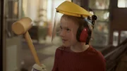 Anna hat eine neue Idee, was man aus dem kaputten Ball zaubern kann.