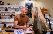 Erik (Sven Waasner, l.) bremst Yvonnes (Tanja Lanäus, r.) Geschäftstüchtigkeit mit einem wenig ertragreichen Businessplan aus.