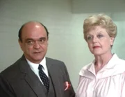 Der Horrorparkbesitzer Horatio Baldwin (James Coco) begrüßt die bekannte Schriftstellerin Jessica Fletcher (Angela Lansbury). Sie wurde zur Einweihung seines neuen Parks eingeladen.
