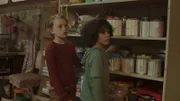 Saïd und Anna wollen streichen und suchen Farbe.