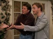 Francis (Christopher Masterson, r.) kommt zu seinem 21. Geburtstag und er hat nicht vergessen, dass Hal (Bryan Cranston, l.) ihm in seiner Kindheit eine Motorradfahrt zu diesem Geburtstag versprochen hat ...