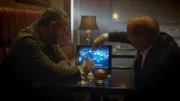 Michael Shermer zeigt Sam Sheridan Daten von Schiffswracks im Bermudadreieck.