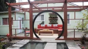 Der alleinerziehende Vater hat mit der Erziehung seiner beiden Töchter alle Hände voll zu tun und kaum Zeit, sich um den Garten zu kümmern. Landschaftsdesignerin Sara hat eine besondere Idee: Sie verpasst dem Garten einen exotischen Asia-Flair - mit einer Meditationsfläche, einem Teich und einer Laube, in der man es sich so richtig gemütlich machen kann.