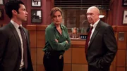 Ein Baby ist verschwunden: Die Detectives Nick Amaro (Danny Pino, l.), Olivia Benson (Mariska Hargitay) und Captain Cragen (Dann Florek) rufen sofort einen Großeinsatz aus, doch das Kind scheint wie vom Erdboden verschluckt.