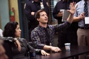 Rosa Diaz (Stephanie Beatriz, l.); Jake Peralta (Andy Samberg, r.)