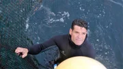 Bei der Almadraba, dem spektakulären, uralten Ritual, müssen die Fischer in das tosende Wasser zu hunderten gefangener Thunfische steigen. Rafael ist in der dritten Generation dabei.