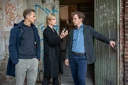Moritz Brenner (Johannes Hendrik Langer, l.) und Ina Zimmermann (Melanie Marschke, M.) statten Simon Klage (Sebastian Weiss, r.) einen Besuch ab. Kann er ihnen bei der Aufklärung ihres Falls helfen?