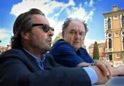 Vianello (Karl Fischer, re.) und Brunetti (Uwe Kockisch) müssen erst einmal scharf nachdenken. Weiteres Bildmaterial finden Sie unter www.br-foto.de.