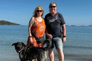 Nicole und Zappi, der eigentlich Andreas heißt, freuen sich über das perfekte Wetter am Strand Saint-Florent.