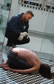 Gil Grissom (William Petersen) untersucht den Mord an der Krankenschwester Debbie Marlin (Erinn Hayes), die mit durchgeschnittener Kehle in ihrer Wohnung aufgefunden wurde.