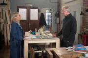 Mona (Jana Hora-Goosmann, l.) erzählt Gerhard (Neithardt Riedel, r.) von ihrem Ziel, den Meister zu machen und später die Werkstatt zu übernehmen.