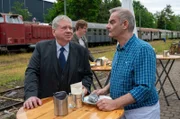 Oberstaatsanwalt Bernd Reuther (Rainer Hunold, l.) spricht mit Imbissbetreiber Stefan Schiller (Heinrich Schafmeister, r.).