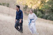 L-R: Detective Richard Willis (Chris Messina) und Camille Preaker (Amy Adams)