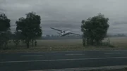 Die Piloten des Luxair-Fluges 9642 kämpfen darum, die Kontrolle über ihr Flugzeug wiederzuerlangen, nachdem es nur vier Meilen von der Landebahn des Flughafens Luxemburg plötzlich in einen schnellen und unkontrollierbaren Sinkflug übergegangen ist.