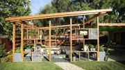 Im Garten von Alex und Ruth haben Unkraut und Wurzeln die Führung übernommen. Landschaftsdesignerin Sara räumt auf und gestaltet eine tiefergelegte Sitzfläche sowie einen Essbereich. Eine Feuerstelle lädt zu gemütlichen Abenden im Freien ein.
