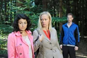 Als Coco (Mirjam Heimann, M.) und Pauline (Liza Tzschirner, l.) auf dem Weg zum "Fürstenhof" Leonard (Christian Feist, r.) begegnen, verzweigert ihm Pauline ein Gespräch.