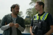 Mattes (Matthias Schloo, r.) konfrontiert den Wohngruppenleiter Erhan Akin (Ali Berber, l.) mit der Anschuldigung, dass er einen Schützling misshandelt haben soll. Doch dieser streitet alles ab.