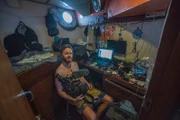 Nico in seinem Zimmer mit Kamera und Ausrüstung.