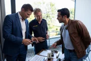 Ein anonymer Brief im Ferienhaus des Opfers liefert den Kommissaren Hansen (Igor Jefti?, l.) und Kaya (Baran Hêvî, r.) sowie Polizeihauptmeister Mohr (Max Müller, M.) weitere Erkenntnisse.