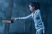 Kyra (Kimie Tsukakoshi) entdeckt beim Joggen ein altes Buch, das in der Luft zu hängen scheint. Als sie das Buch berührt, passiert etwas Seltsames.
