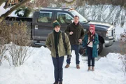 Tom (Charlie Kilgore), in the middle Robert (Thomas Haden Church) and Lila (Sterling Jerins).