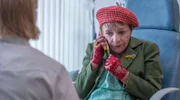 Kathi (Jördis Triebel, li.) hört das Gespräch ihrer lebensfrohen Kundin Frau Baumüller (Eva Weißenborn, re.) mit.