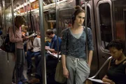 Marnie (Allison Williams) zweifelt an ihrer Liebe zu Desi.