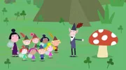 Der weise alte Elf erzählt den Kindern eine Geschichte über den Fliegenpilz.