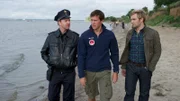 Auch Nikolas Langer (Leon Schröder, M.) hat den Streit zwischen Florian und Julia beobachtet. Warum hat er vorher nichts davon gesagt? Kai Timmermann (Mathias Junge, l.) und Nils Theede (Jonas Laux, r.) gehen der Sache auf den Grund.