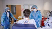 Die abflachende zweite Pandemiewelle lässt das Team der Station 43 Luft holen. Im Grenzbereich zwischen Leben und Tod haben die Ärzte und Pflegenden der Intensivmedizin und sich selbst alles abverlangt. Einige Covid-Patienten werden zu den ersehnten medizinischen Wundern, zu Überlebenden der Pandemie. Viele andere schaffen es nicht. Am Ende steht das Team vor der Frage: Was bleibt? Was kommt? - Junger Patient nach Koma.