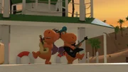 Auf dem Deck eines Schiffes stehen Kokosnuss und der Rockstar Rocko Rolla. Beide spielen Gitarre und sind nicht auseinander zu halten.
