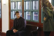 Ein neuer Mordfall führt Beckett (Stana Katic, r.) und Castle (Nathan Fillion, l.) an Castles alte Schule ...