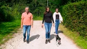 Hundecoach Andreas Ohligschläger (l) zusammen mit Halterin Alena (M), Tochter Elisa und Mischlingshündin Trudi beim Training.