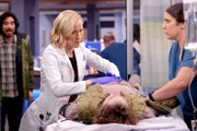 (l-r) Jessy Schram als Hannah Asher, Beacon Bowman als Rose Howard.