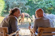 Mike (Matthias Komm, li.) holt sich Rat bei seinem besten Freund Bernd (Martin Laue, r.). Mike will Susanne mit seinen Problemen nicht belasten.