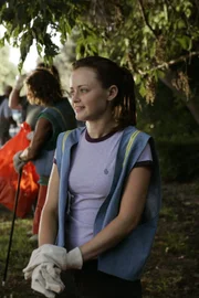 Rory (Alexis Bledel) wird in Folge des Yacht-Diebstahls zu 300 Stunden gemeinnütziger Arbeit verurteilt, die sie innerhalb von sechs Monaten ableisten muss. Sie gibt sich alle Mühe und eckt trotzdem überall an ...