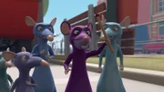 Ein Fremder spielt sich als Supermaus auf.