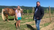 Axel Bulthaupt mit Dorothea John. Sie baut Demeter zertifizierte Weine an.