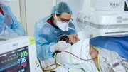 Es motiviert das ganze Team der Intensivstation 43, wenn sich Covid-Patienten trotz schlechter Prognose zurück ins Leben kämpfen. Intensivmediziner Sarah Kamel bei einem Patiententransport.
