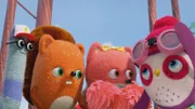 Pedro, Emil und Sylvie feuern Becca an, ihre riskante Flugübung zu wagen.