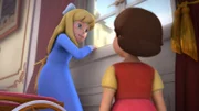 Clara versucht zu stehen.