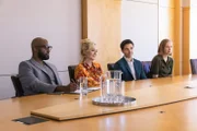 Deborahs (Jean Smart, 2.v.l.) Karriere steht auf der Kippe: Jimmy (Paul W. Downs, 2.v.r.), Marcus (Carl Clemons-Hopkins, l.) und Ava (Hannah Einbinder, r.) verhandeln bei verschiedenen TV-Sendern für sie und ihr geplantes Stand-up-Special. Wird das reichen, um Deborahs Comeback zu sichern?