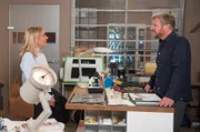 Mona (Jana Hora-Goosmann, l.) fasst sich ein Herz und verabredet sich mit Jens (Martin Luding, r.) für ein Date.