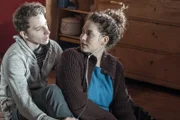 David (Jonathan Berlin, l.) unterstützt die kranke, aber sehr lebenslustige Lisa (Fanny Kausz, r.).