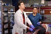 (l-r) Devin Kawaoka als Dr. Kai Tanaka-Reed, Marie Tredway als Nurse Trini Campos