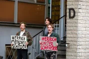 Silvia (Vanessa Loibl, hinten M.) blockiert gemeinsam mit Rainer (Tillmann Felix Eckardt, l.) und Fritz (Kjell Brutscheid, r.) den Eingang des Jugendamts.