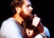 Jonathan Garvey (Merlin Olsen, l.) versucht, seinen Sohn Andy (Patrick Laborteaux, r.), der nicht über den Tod seiner Mutter hinwegkommt, zu trösten.