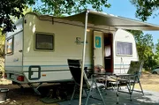 Der gebraucht gekaufte Wohnwagen hört auf dem Namen Albertine und steht hier auf dem Campingplatz Chez Antoine in Olmeto.